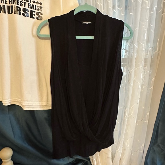 Cha Cha Vente Black Sleeveless Drape Top. - Picture 1 of 6